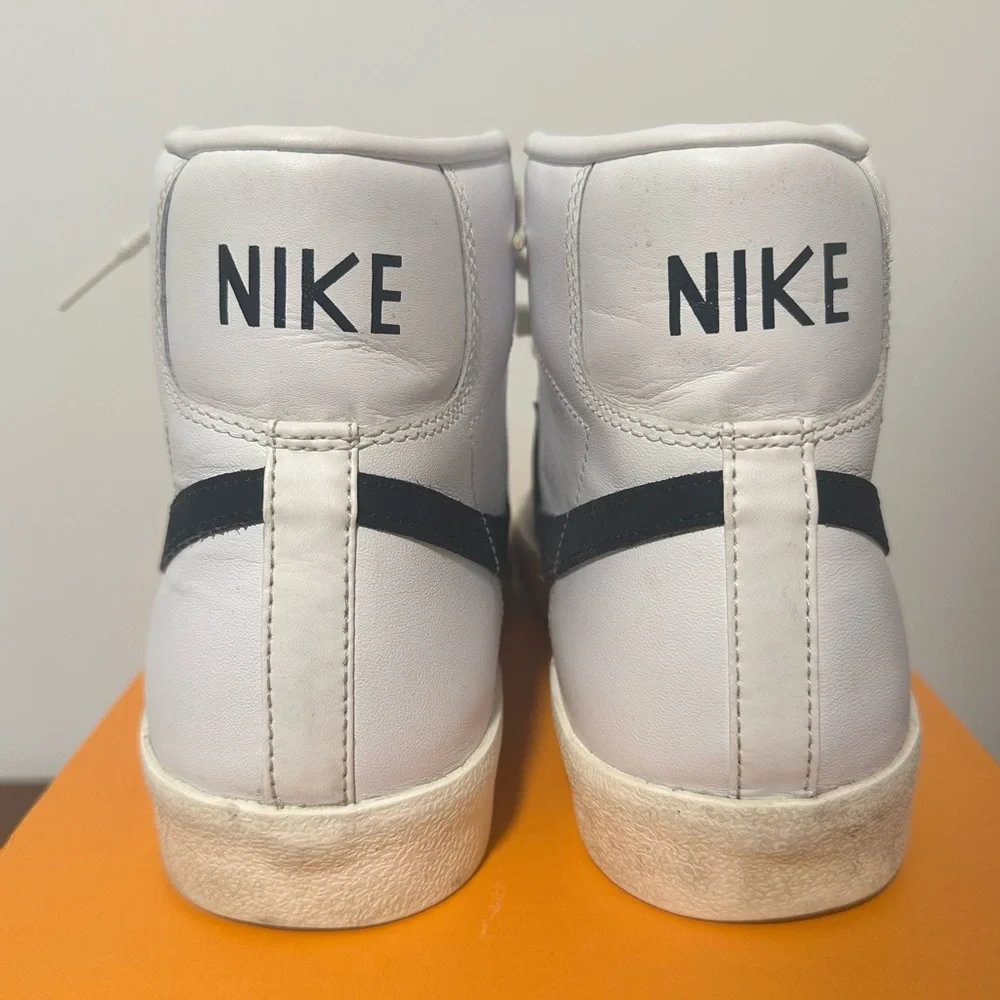 Nike Blazer Mid '77 White and Black Size US Men's 10.5 / Women's 12